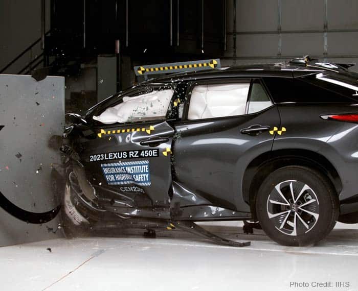 EV-Hybrid-ApplicationPg-Main-PhotoCredit-IIHS EV Crash Test Application Photo<br />
Credit IIHS